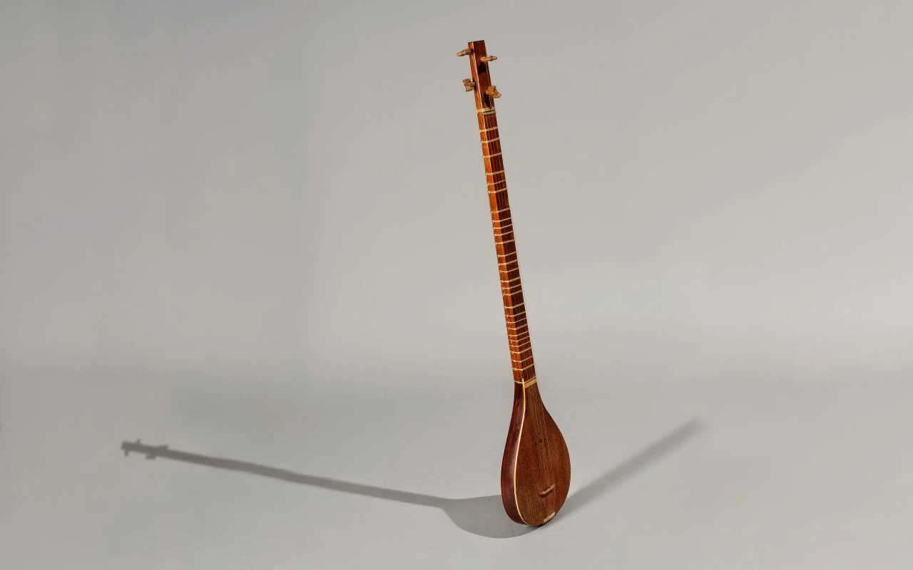 Setār mit flachem Korpus